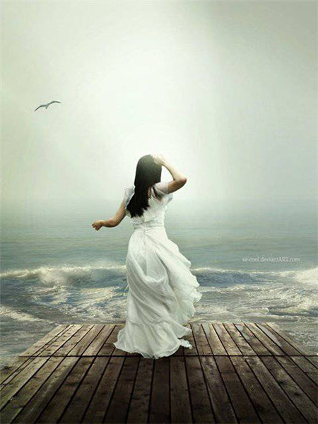 Девушка, стоящая спиной на помосте у моря