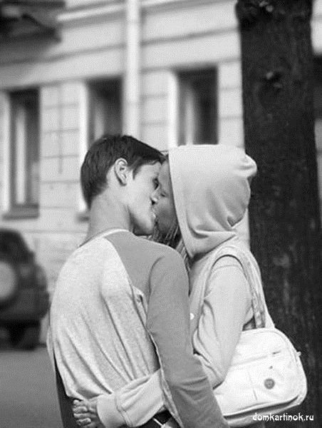 Фото парень целует девушку в губы