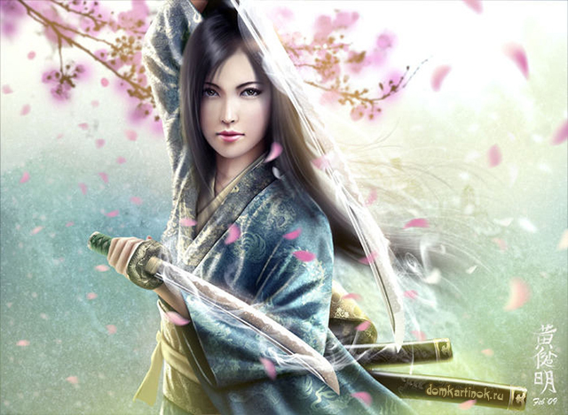 Японская девушка в кимоно держит два меча в руках