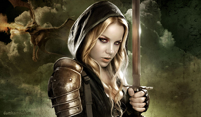Русоволосая девушка в кольчуге держит меч в руке