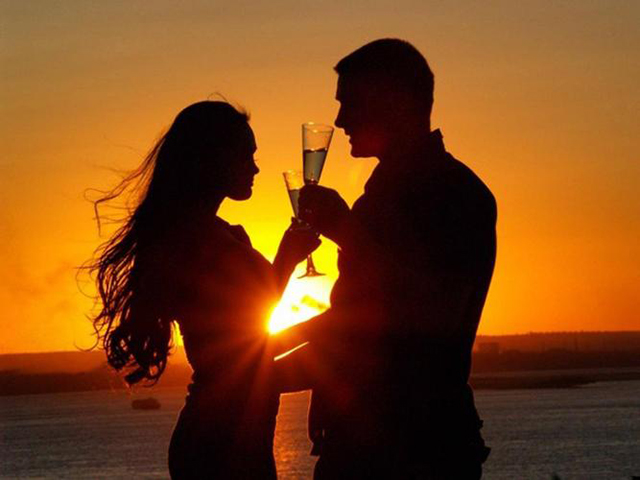 Романтической фото силуэта парня и девушка на берегу моря